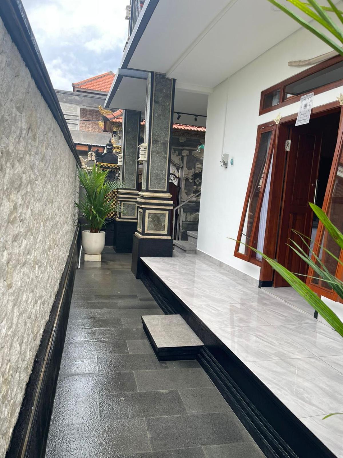 Отель Shin In Bali Кута Экстерьер фото