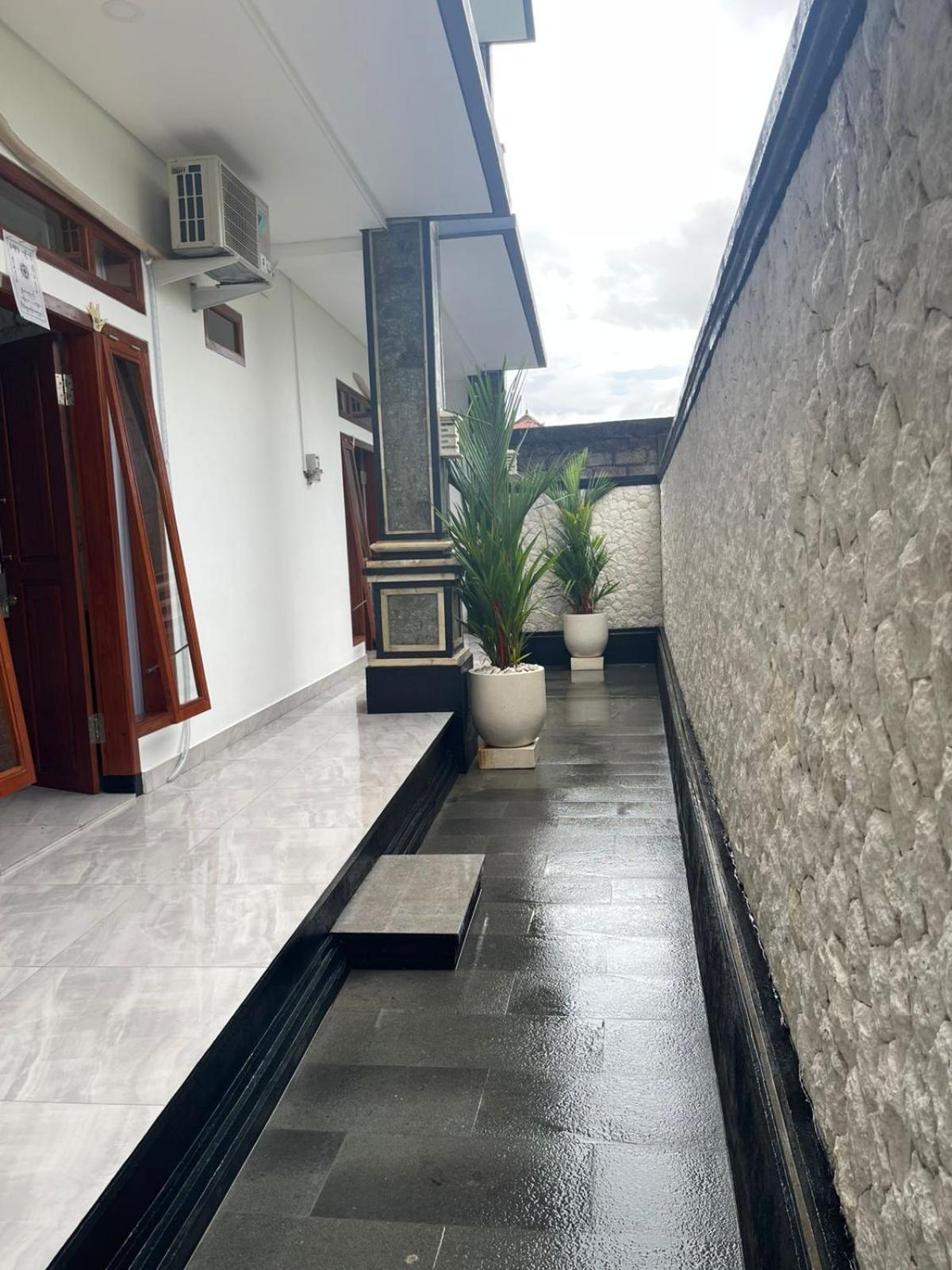 Отель Shin In Bali Кута Экстерьер фото